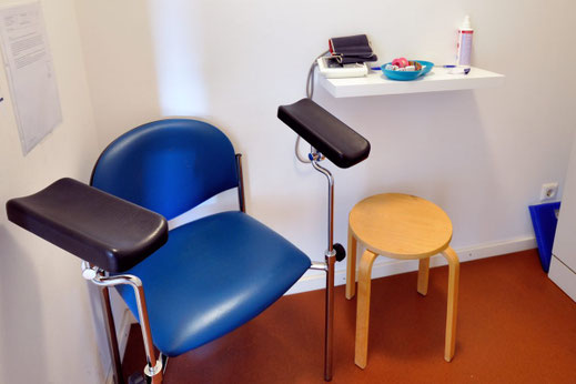 Stuhl mit Armstützen für Laboruntersuchungen, Blutentnahmen, Injektionen, Spritzen