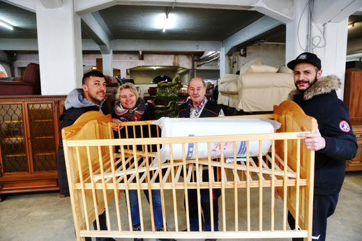 v.l.n.r.: Mohamad Alshaier aus Syrien; Nathalie Hahn, Vorsitzende des Sozialkaufhauses Domiziel; Heinz Weinbuch, Mitarbeiter Domiziel, und Mohamed Lamine Khiat aus Algerien