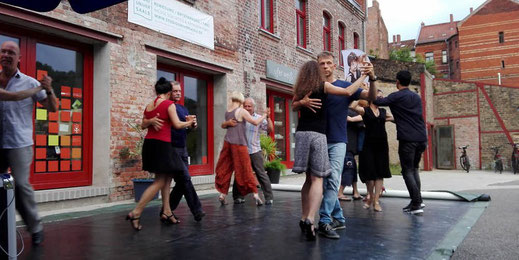 Tango Argentino in Halle (Saale) - Sommerlonga am Sonnendeck (Foto: Immer im Kreis tanzen die Pärchen sich von einer Ecke der Tanzfläche zur anderen. Mitteldeutsche Zeitung, Julia Rau)