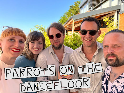 © Parrots on the Dancefloor