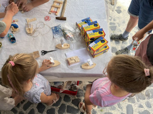 zwei Kinder basteln ihre Boote
