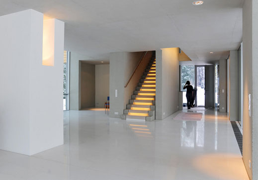 Architektur von Stephan Maria Lang, House K, Eingang und beleuchtete Treppe