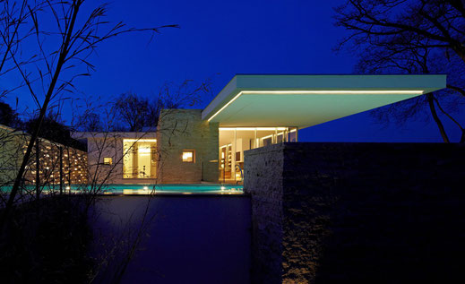 Architektur von Stephan Maria Lang, House S, Haus und Pool beleuchtet