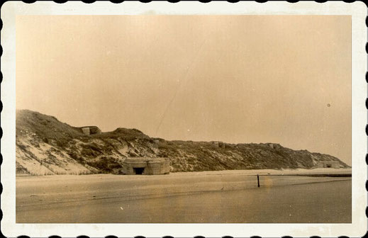 Nogmaals wat kazematten op het strand en geschut in de duintoppen.