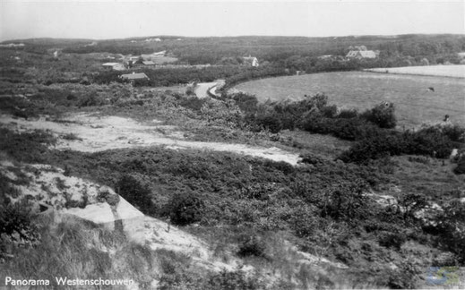 Kale plekken na sloop bunkers, op achtergrond Duinoord