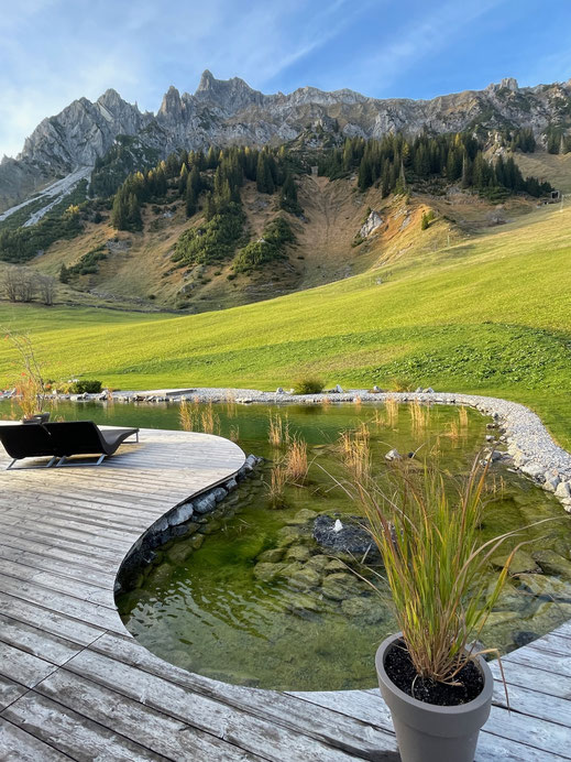Hotel Arlberg Stuben Alexandra Lassnig mit Naturbadeteich und Blick auf den Flexenpass