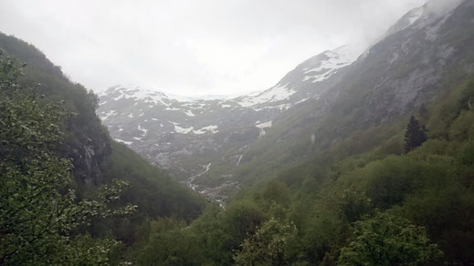 bei der Wanderung zum Bruar Gletscher begleiten uns Regen und Nebel