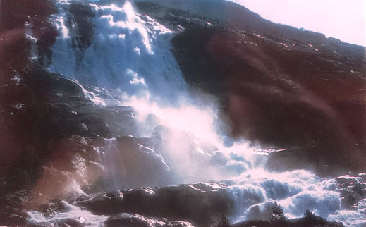 Langfoss Wasserfall zwischen Etne und Odda gilt als der grösste und schönste Wasserfall in Norwegen