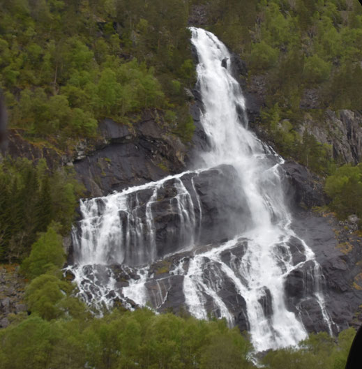 Wasserfall in Odda, in Norwegen gibt es vermutlich 1 Mio. Wasserfälle und sie sind alle wunderschön