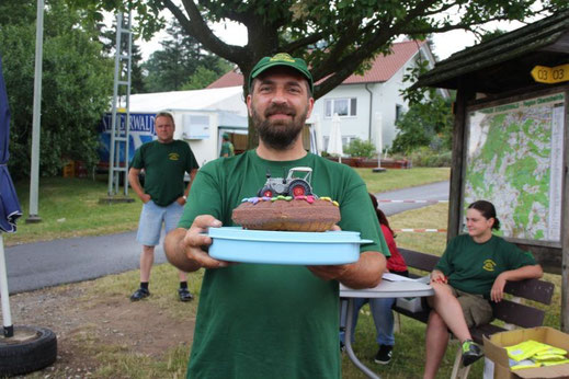 Das ist Wolle mit seinem Kuchen, schön sieht er aus :-) hi,hi,hi :-)