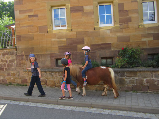 Noha passt auf, dass alle auf dem gehweg bleiben / das Pony ist "Zicke" von Jutta!