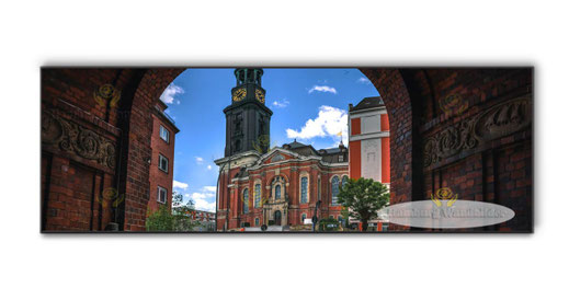 der-michel-durch-ein-torbogen-gesehen-hamburg-wandbilder-3-1-330-110-zugeschn-2769