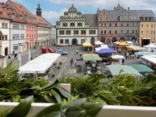 Blick über den Marktplatz der historischen Altstadt von Weimar.
