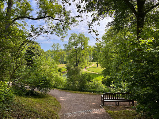 Photograph of the so-called Schiller Bench with a sweeping view over the green park on the Ilm
