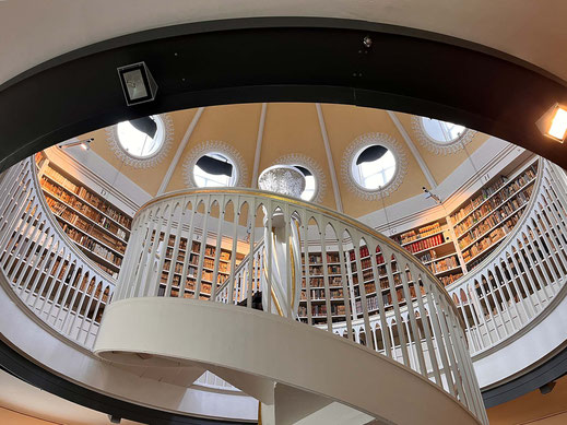 Photograph showing the bookshelves around the spiral staircase in the dome of the Anna Amalia Library