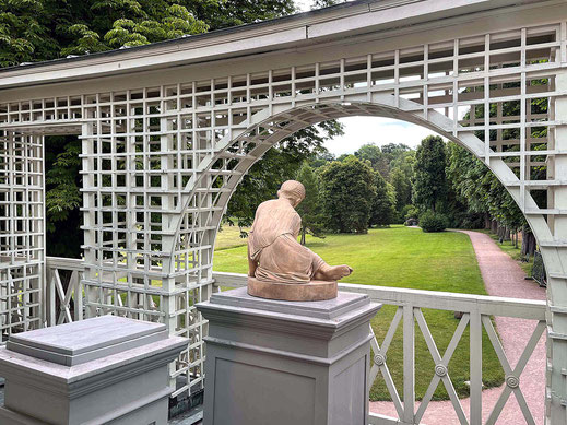 Photograph of the sculpture of a seated woman on the terrace of the Tiefurt chamber estate