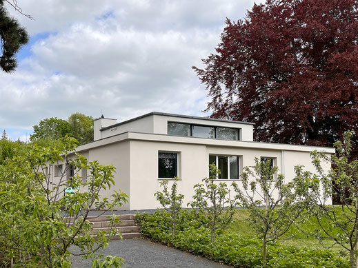 Blick auf das bauhaustypische Musterhaus am Horn in Weimar.