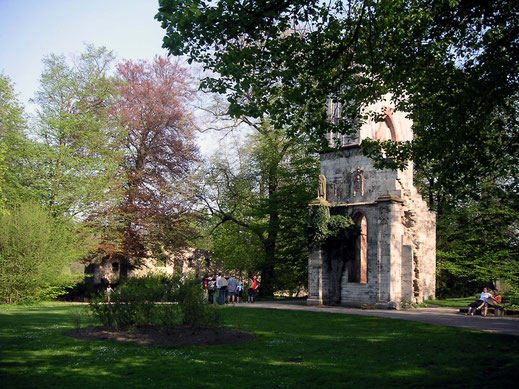 Die romantische Ruine des Tempelherrenhauses in Weimar umgeben von Bäumen.