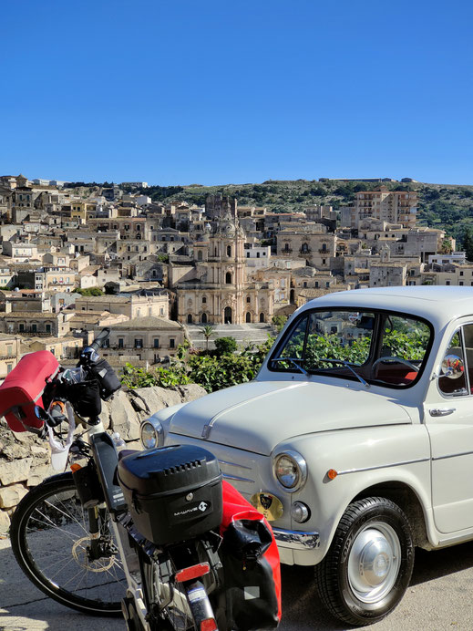Modica mit Fiat 500 ©Claudia Krüger