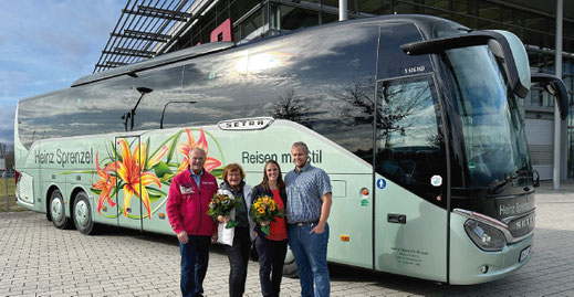 Familie Sprenzel bei der Busübergabe 2025