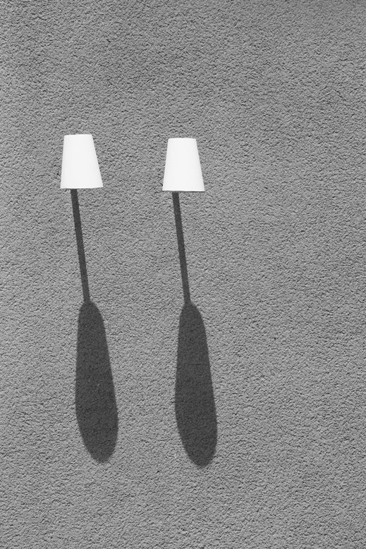 lamps, shadow, Schatten, berlin, monochrome, black, white, schwarz-weiß, Minimalismus, minimalism, minimalist, minimalistisch, Holger Nimtz, Wandbild, Fotokunst,