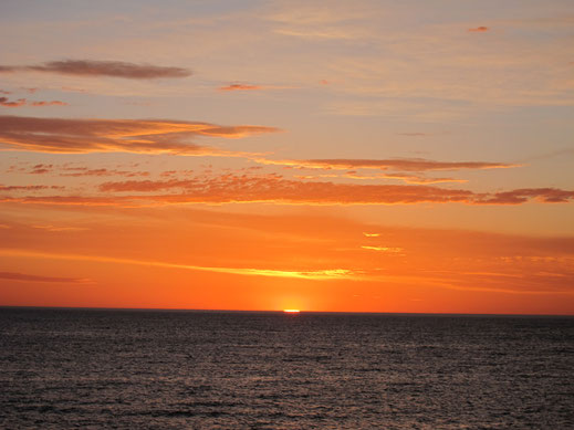 himmel schleierwolken orange gelb sonne sonnenuntergang horizont ozean schön bild gratis kostenfrei download foto