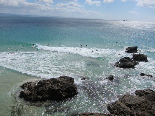 Meer Felsen Menschen Wellen blauer Himmel Bild gratis Download lizenzfrei