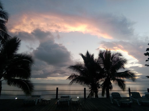 landschaft himmel wolken meer palmen atemberaubend farben regenbogen ozean bilder kostenlos sonnenuntergang fotos lizenzfrei