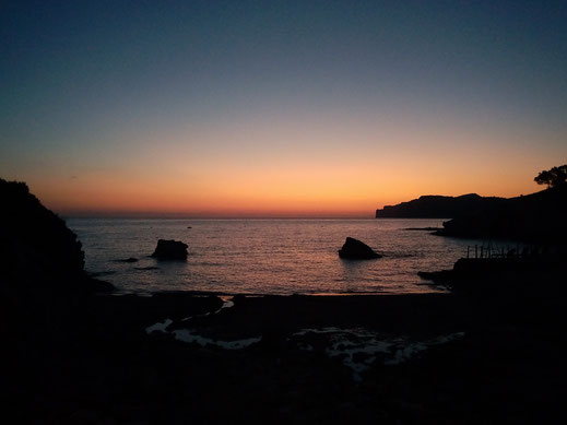 Sonnenuntergang Dämmerung Farben Meer Strand Felsen kostenlose Bilder zum Download für gewerblichhe Nutzung lizenzfrei