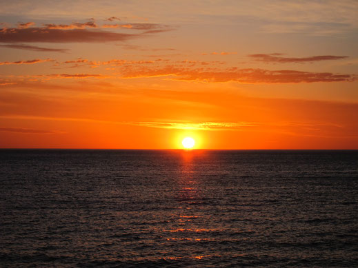 romantischer sonnneuntergang roter himmel sonne wasser horizont meer ozean kommerzieller gebrauch kostenlose bilder