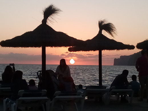 Kostenloses Bild Sonnenuntergang Sonnenschirme Menschen Strand Fotos zum Download gratis