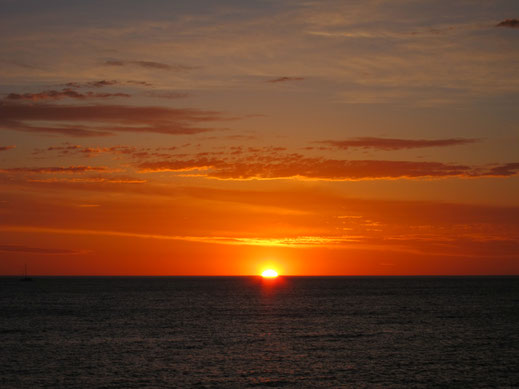 sonnenuntergang roter himmel romantisch sonne horizont am meer ozean dämmerung abend kostenfreie bilder fotos