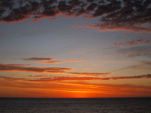 sonne untergegangen wolken rot orange gelb violett ruhe idylle horizont ozean meer kostenfrei lizenzfrei