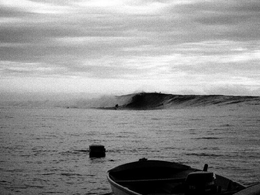 Meer, Boot, große Welle, Surfer, schwarz-weiß, nostalgisch, kostenloses Bild, Foto