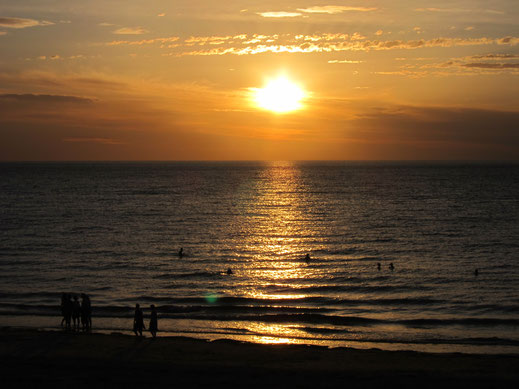 sonnenuntergang am strand meer gelb golden meer menschen ozean schön bild kostenlos herunterladen foto