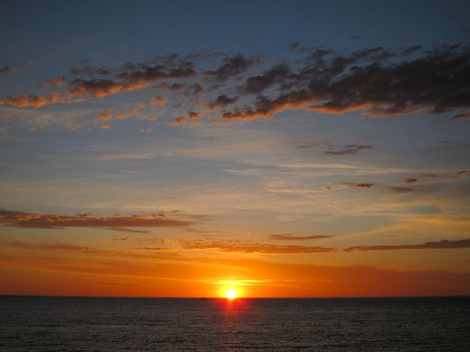 sonnenuntergang horizont geld orange rot blau wolken himmel ozean meer bilder gratis nutzen foto
