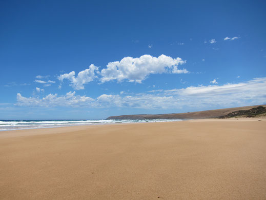 Sand Strand blauer Himmel Wolken Landschaft Hügel schöne Natur Fotos kostenlos herunterladen nutzen lizenzfrei Bild