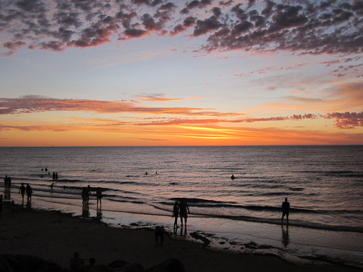 sonnenuntergang am strand menschen meer ozean wasser farben himmel orange abendrot dämmerung bilder kommerzielle nutzung foto