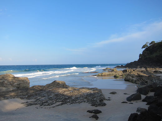 Küste Strand Wellen Felsen blauer Himmel Meer Ozean kostenlos Bild Foto runterladen nutzen
