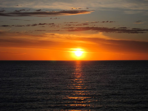 sonnenuntergang über dem meer himmel wolken ozean orange traumhafte bilder kostenlos download foto