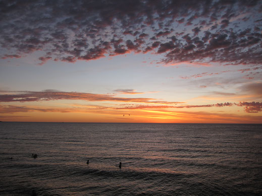 untergegangene sonne meer ozean horizont wolken orange blau lila violett farben menschen kostenlos bilder download kommerziell nutzen foto