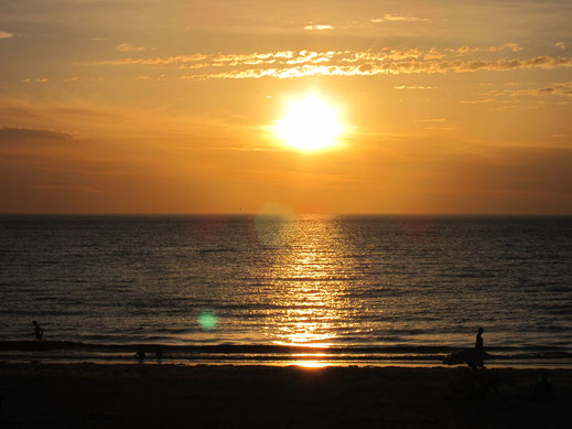 Sonnenuntergang romantisch am Meer oranger Himmel Abend ohne Copyright downloaden
