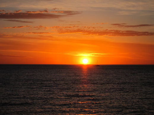schöner sonnenuntergang am meer boot orange himmel farben schleierwolken horizont kostenlos herunterladen