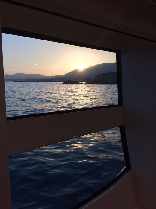 Sonnenuntergang aus Fenster, Boot, Yacht, Berge, Meer, Bilder kostenlos Fotos downloaden gratis