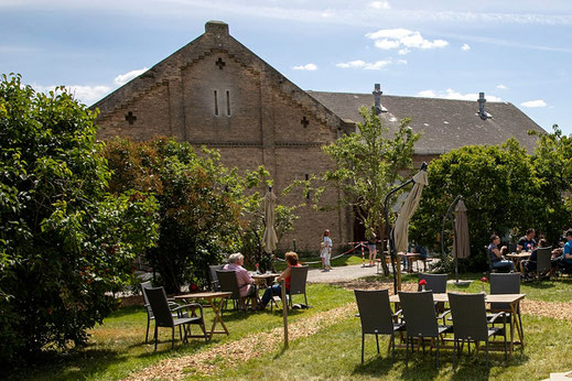 Der weitläufig angelgte Biergarten bietet ausreichendPlatz, damit auch Familien mit Kindern genügend Freiraum haben