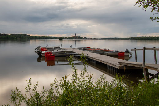 Die Umgebung von Strängnäs ist idyllisch - mit Bootsanlegeplätzen und einem Blick über den See auf den alten Dom.