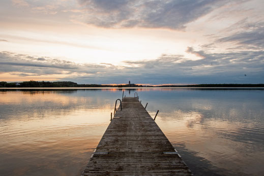 Sonnenunterang am See mit Blick auf den Dom von Strängnäs. Foto: Kai-Uwe Ruf