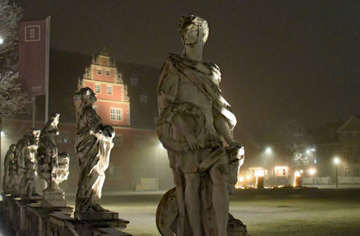 Der Wolfenbütteler Schlossplatz fotografiert in einer eisigen Winternacht. 