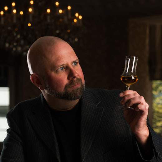 Oliver Streckeisen mit Nosing-Glas – Whisky-Experte und Tasting-Host in Zürich