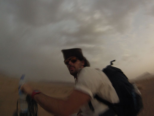 dans une tempête de sable en chameau